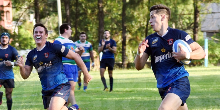 LLAVES PARA ABRIR A LA DEFENSA RIVAL. El wing Fernando Vargas (con la pelota) y el centro Maximiliano Kruszelnicki, por su potencia y velocidad, le ofrecen a CAPRI grandes posibilidades de llegar al try.