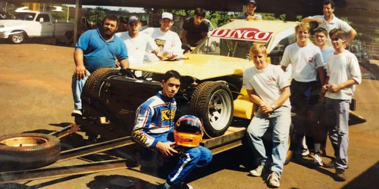 UNA POSTAL. Todo el equipo, junto al piloto y a la “cafetera”, en la previa de una de las competencias locales.