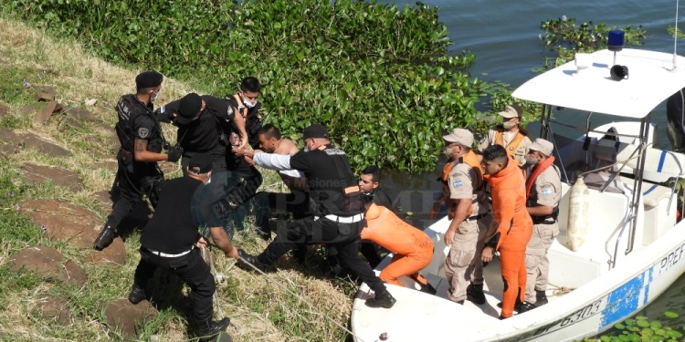 DETENCIÓN. Un testigo vio lo que sucedía, alertó a la policía y junto con Prefectura trabajaron para aprehenderlo.