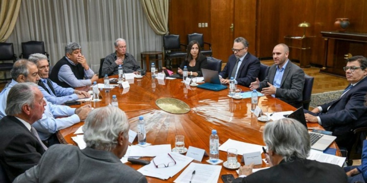 zzzznacp2NOTICIAS ARGENTINAS BAIRES, ABRIL 5: Los ministros Martín Guzmán, Claudio Moroni y Matías Kulfas durante la reunión que mantuvieron con representantes de la CGT y la UIA en el palacio de Hacienda. Foto NAzzzz