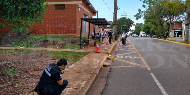 PERICIAS. Policía Científica trabajó en la parada donde cayó la víctima.