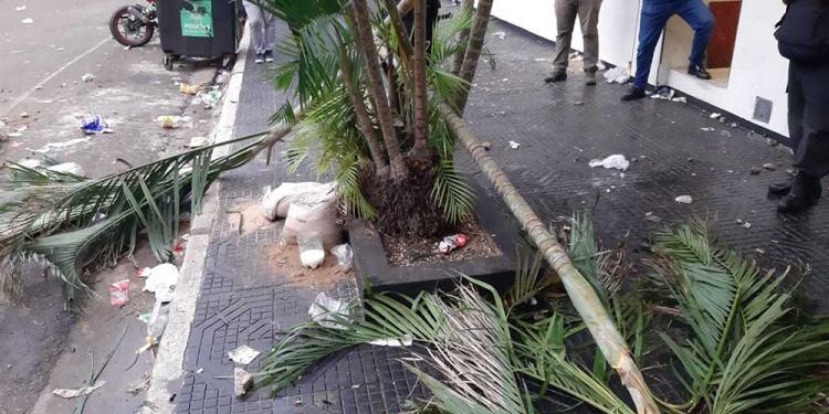 DESTROZOS. El miércoles hubo un enfrentamiento entre relocalizados que pedían asistencia y la Policía, frente a la Entidad.