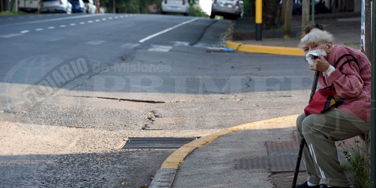 POCO AVISO. Algunos no estaban enterados de la medida de fuerza y llegaron a la parada de colectivos con la esperanza de llegar a horario a su destino. Sin embargo, muchos decidieron cancelar los trámites que tenían que realizar en el día, ya que no contaban con dinero para pagar un remis.