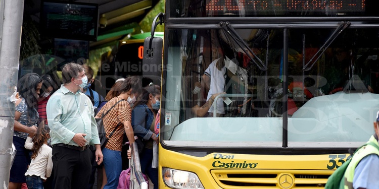 SIN RESPUESTAS. Los pasajeros pidieron que se sumen más frecuencias a los barrios que se encuentran alejados de la zona centro. Aseguraron que en algunos casos deben caminar entre 7 y 20 cuadras para abordar una unidad.