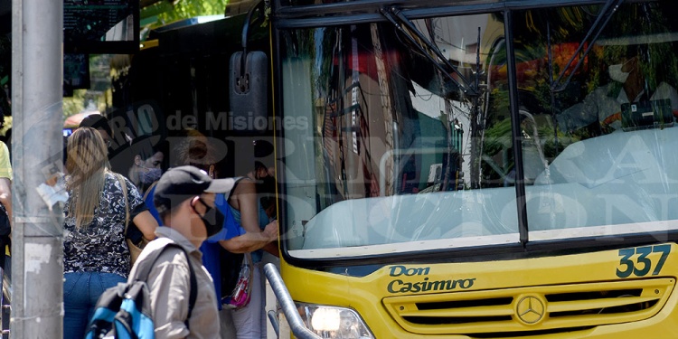 La víctima quiso descender en la parada de calles Ayacucho y Alvear cuando el conductor de la línea 01 aceleró la marcha y provocó su caída.