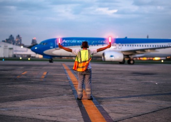 Pasajes aéreos: Argentina es el país que más impuestos aplica