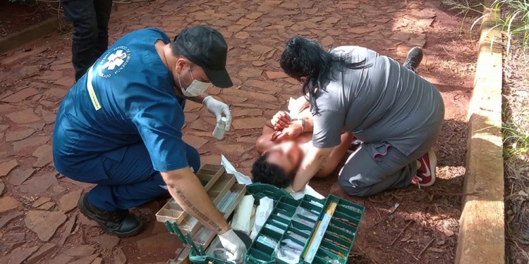 DETENIDO EN EL LUGAR. El sospechoso fue arrestado tras recibir las curaciones del caso a cargo de paramédicos.