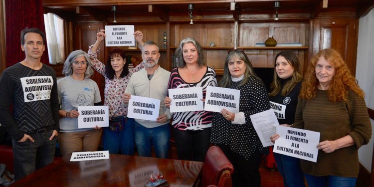 DEFENDAMOS LA CULTURA. Artistas entregaron un petitorio a la senadora Maggie Solari para que acompañe el reclamo.