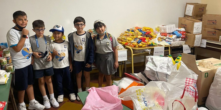 EN ACCIÓN. Los alumnos colaboran para clasificar y ordenar los alimentos-