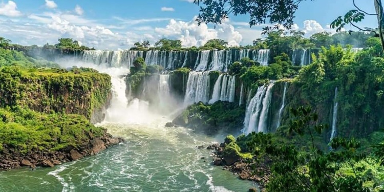 BELLAS. Las Cataratas del Iguazú siempre cautivan a los visitantes con sus paisajes de contrastes atrapantes. (Gentileza PNI)