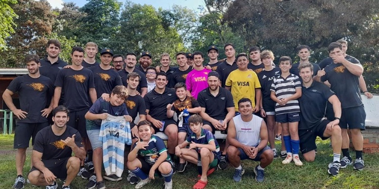 INOLVIDABLE. Los chicos de Cataratas disfrutaron junto a los Jaguares XV de una entretenida clínica, en el marco del aniversario del “Cata”.