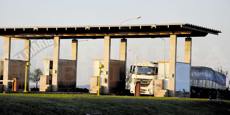 CONTROL FIJO. En las rutas 12 y 14, al acceder a Misiones, el Gobierno efectúa controles y cobros de anticipos.