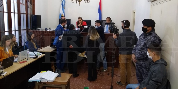 DETALLE. El fiscal Martín Rau, el forense y la defensora, miran fotos del cuerpo y la comparan con el cuchillo.