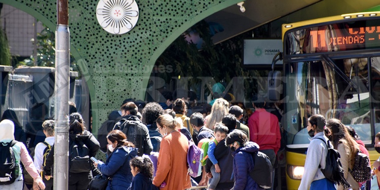 SIN SOLUCIÓN. A diario los usuarios deben viajar como ganado por las pocas unidades que circulan en horario pico.