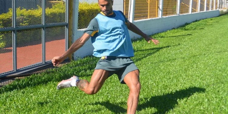 ES EL CANDIDATO. Si Morales no está en condiciones, Lucas Caballero (se apresta a pegarle al balón) sería titular.