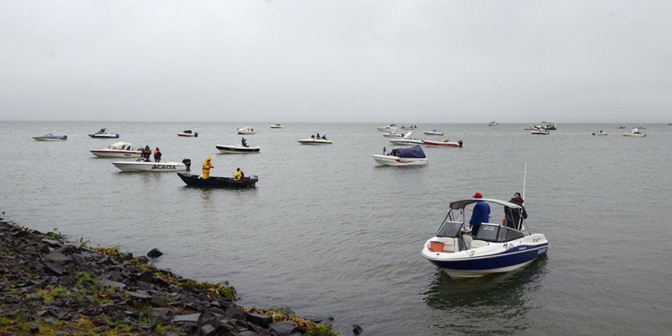 TODOS AL AGUA. Las lanchas saldrán a pescar el sábado en el Paraná.