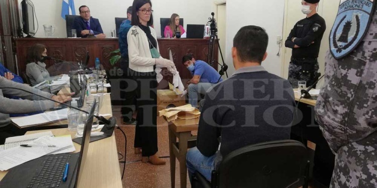 Momento en el que al acusado le exhiben el cuchillo asesino