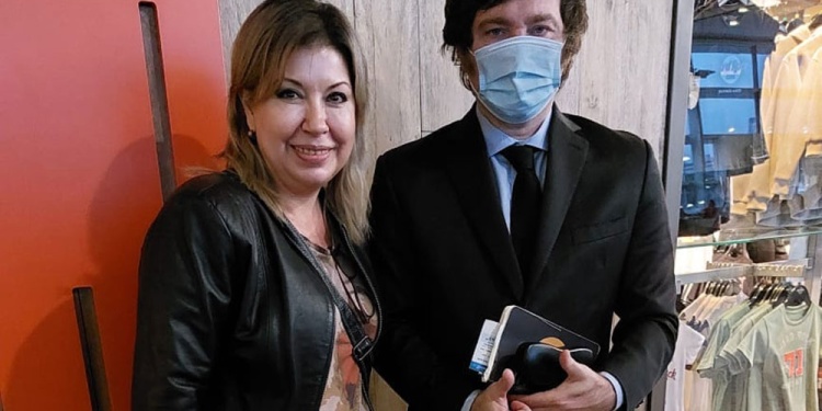 CAMINO A LAS ELECCIONES 2023. Ninfa Alvarenga, referente de los libertarios en la provincia, junto al diputado nacional Javier Milei.