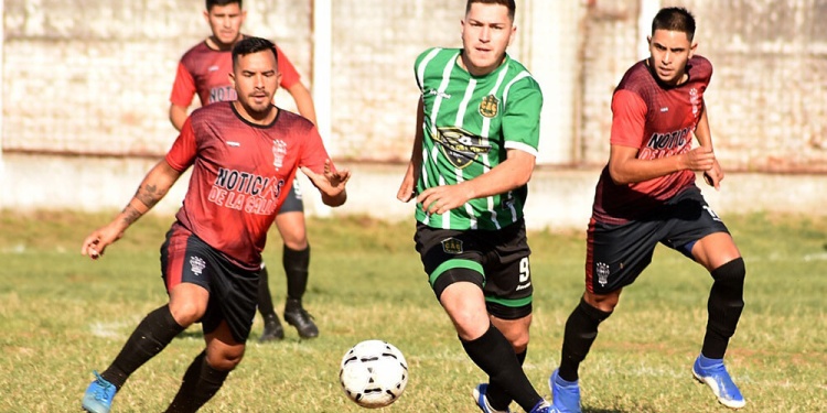 ACCIÓN. El fútbol posadeño vuelve a salir a la cancha esta tarde.