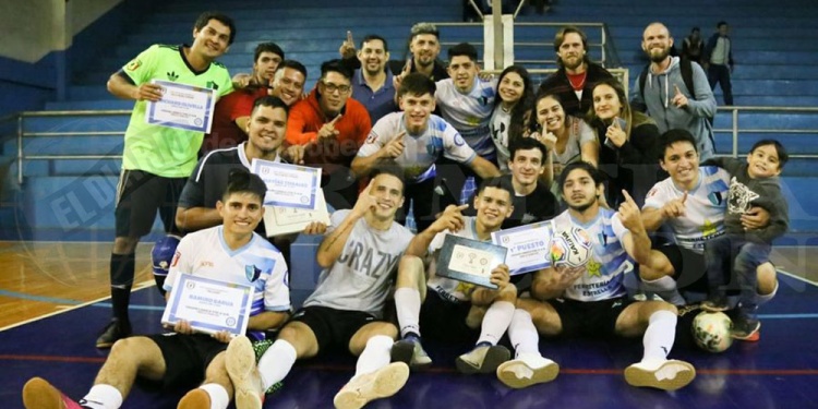 EL UNO. Los jugadores e hinchas festejaron la obtención del campeonato veraniego.Le apuntan al torneo oficial.