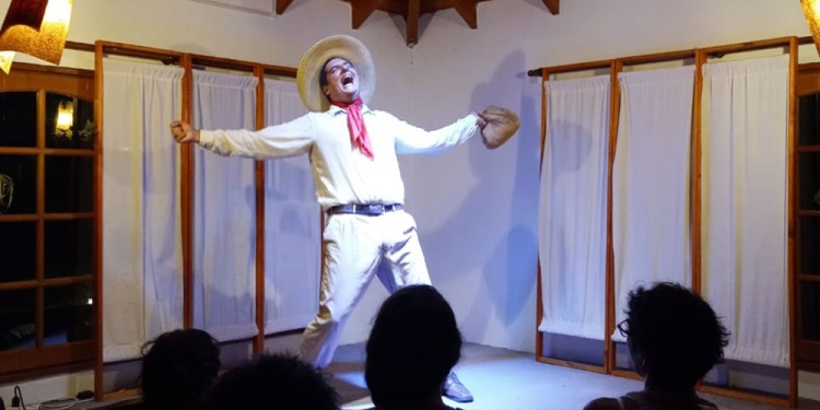 TEATRO Y MÚSICA. El artista Manuel Mansilla vuelve a Misiones con un espectáculo que conjuga el canto y la actuación.
