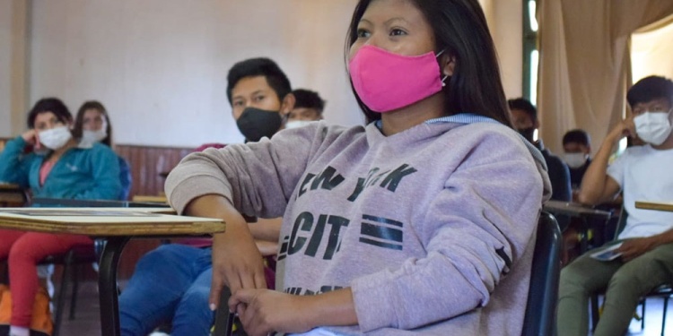 FORMARSE. Luego de las visitas de los estudiantes mbya para conocer la UNaM, muchos chicos deciden anotarse.