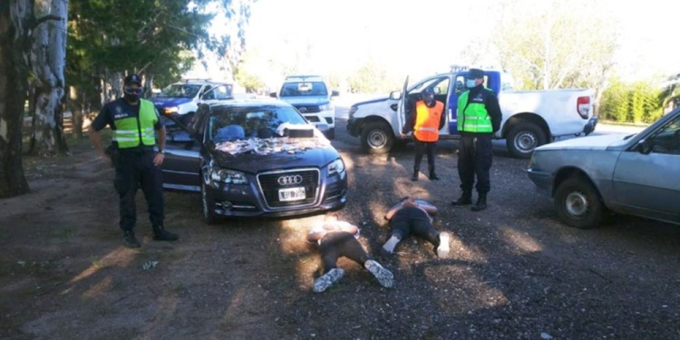 NO LLEGARON LEJOS. Los acusados se movilizaban en un Audi de color negro cuya procedencia se investiga.