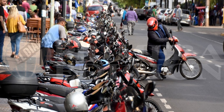 SE VAN UBICANDO. Afirman que más motociclistas acatan la normativa de estacionar sólo en lugares demarcados.