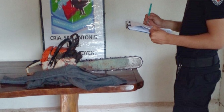 LA REMERA. La motosierra con manchas de sangre y restos de una prenda que trabó la cadena y evitó lo peor.