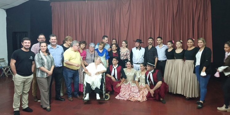 PEÑA ANIVERSARIO. La Peña Itapúa celebró ayer 60 años con una emotiva ceremonia donde no faltaron la música y la danza.