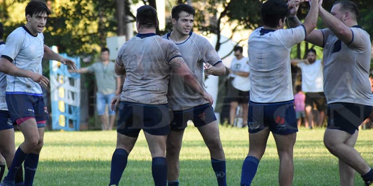 A REPETIR LA IMAGEN. Sebastián Falero, Francisco Chávez, Santiago Horrisberger, “Pacha” Fernández y Nahuel Espinosa festejan el triunfo ante Aguará. Hoy irán por una nueva alegría ante CURNE en Chaco.