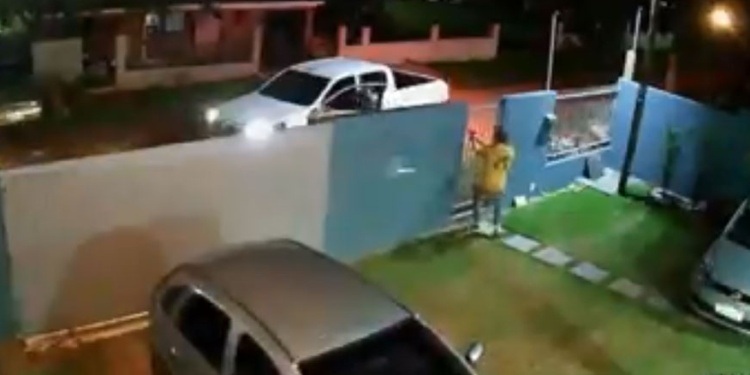 PISTOLA EN MANO. El comerciante brasileño dispara y acribilla a Pimentel.