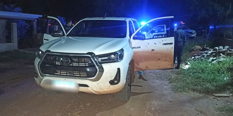 LA CAMIONETA DE LA VÍCTIMA. En el rodado quedaron los impactos de bala.