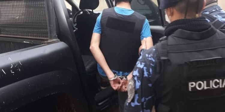 OPERATIVO. El sospechoso a quien conocen como “Polaquito” fue trasladado bajo una fuerte custodia policial.