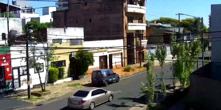 DOMINGO POR LA MAÑANA. El Toyota Corolla a pocos metros de la vivienda robada.
