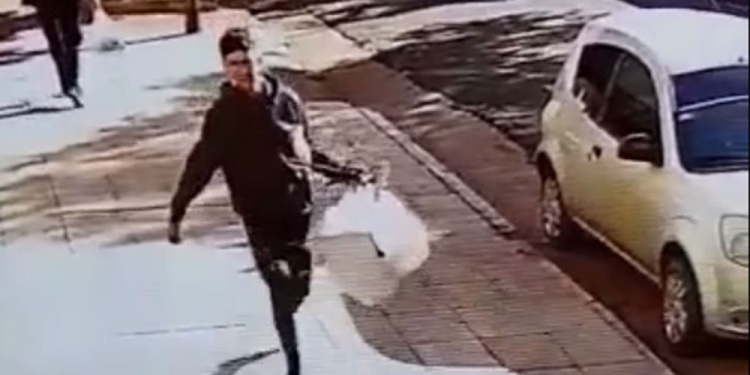 “ESCRACHADO”. El sospechoso en fuga y a pie con el botín en mano.