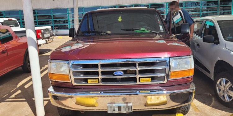 FORD F-100. El bolso con dinero fue dejado unos instantes en el asiento.