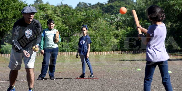 EN PLENA PRÁCTICA. Una mañana de entrenamiento en el Club de Educación, a puro lanzamiento y bateo para el primer equipo de sóftbol de Posadas.