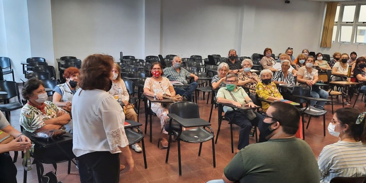 TALLERES. Uno de los más populares es “Juegos de la Memoria” donde realizan juegos para agilizar la mente.