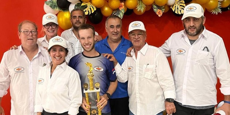 ALEGRÍA. Teibler, el ganador, junto a la Subcomisión de Pesca del Pira.