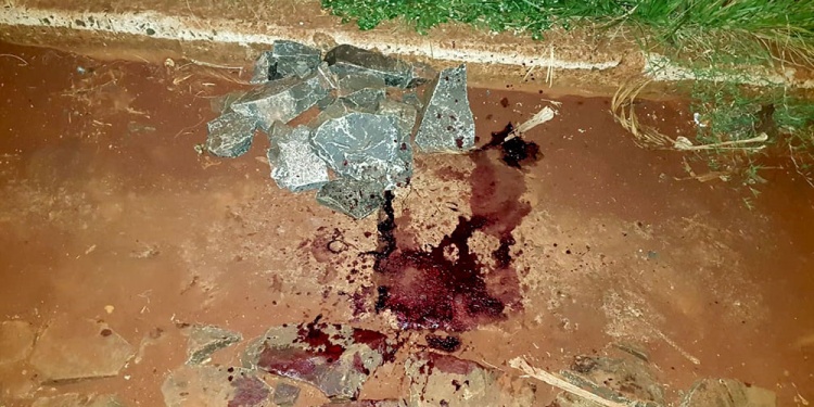 EVIDENCIAS. Las piedras incautadas rodeadas de la sangre de la víctima.