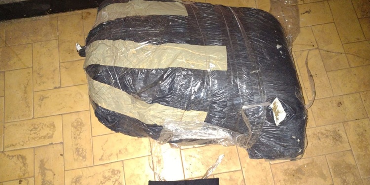 NARCOMENUDEO. Droga y una balanza fueron hallados dentro de la vivienda.