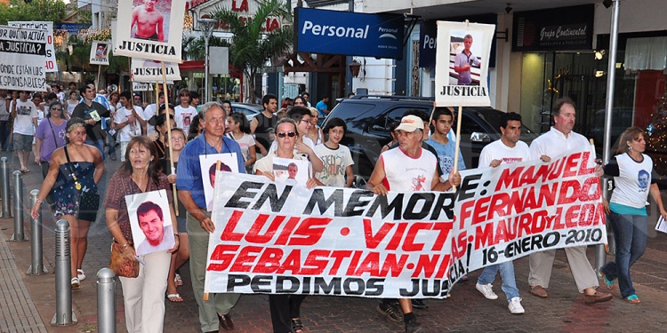 PRIMER ANIVERSARIO. Familiares de las ocho víctimas fatales de la mayor tragedia en la historia del deporte argentino marcharon el 16 de enero de 2011 por el centro posadeño.