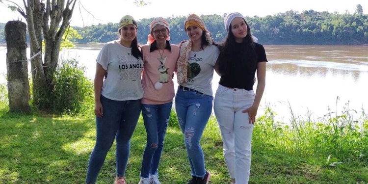 APOYO INCONDICIONAL. Mirta Esteche junto a sus hijas en la foto que comenzó esta cadena solidaria