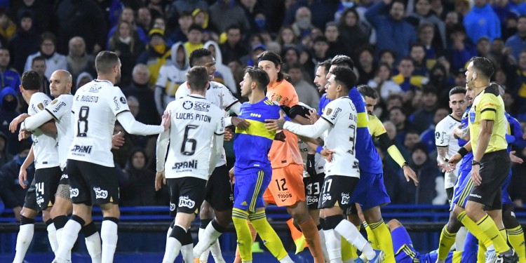 En el campo de juego hubo cruces entre los jugadores que terminó con la expulsión de un brasileño.