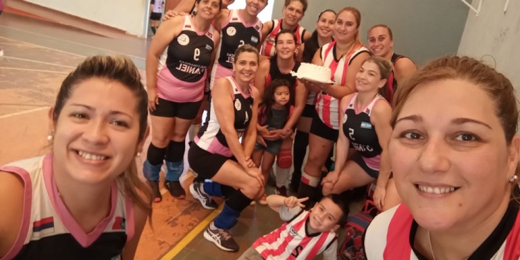 OBJETIVO. Candelaria Vóley buscará ser uno de los tres representantes misioneros en las finales del Apertura.