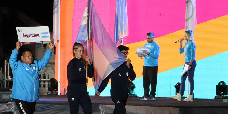 ORGULLO CELESTE Y BLANCO. La misionera, el domingo por la noche, con la bandera nacional. Altísima proyección.