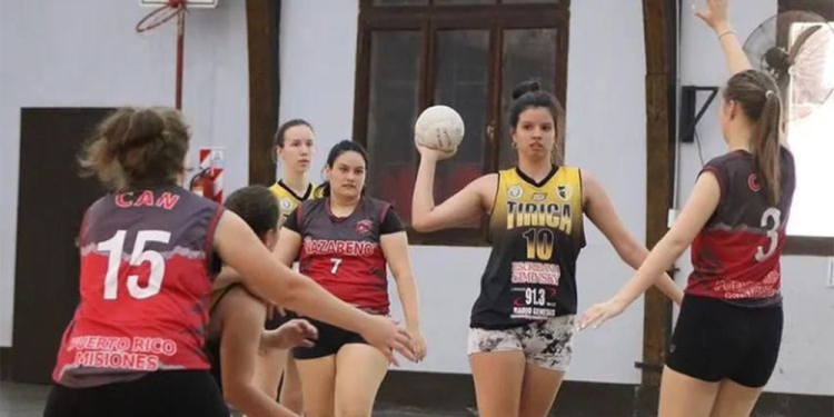 APERTURA. Las chicas y chicos salen a jugar en el Polideportivo Universitario.