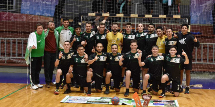 CAMPEONES OTRA VEZ. El plantel del Verde, el último domingo por la noche, tras quedarse con el clásico en la final.