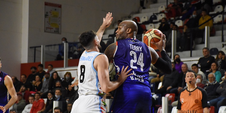 CARTA DE GOL. Martín Fernández, en la marca de Terry, autor de 20 puntos. (Prensa Quimsa)